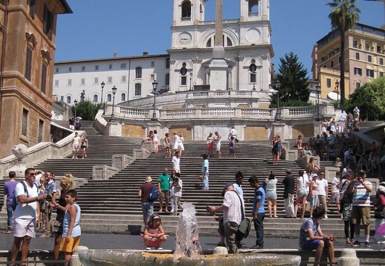 로마 스페인 계단에 스쿠터 집어던진 미국 여성