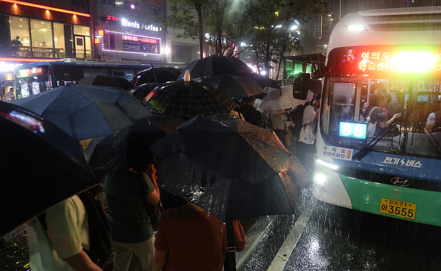 [포토뉴스] 80년만의 폭우, 서울 지하철이 멈춰섰다