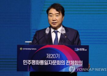 사임의사를 표시한 이석현 평통 수석부의장. 사진 / 연합뉴스