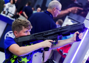 2022년 5월 28일 휴스턴에서 열린 전미 총기 협회(National Rifle Association, NRA ) 연례 대회에 참석한 한 소년이 12게이지 스미스와 웨슨 산탄총을 시험해 보고 있다. 사진 / 로이터