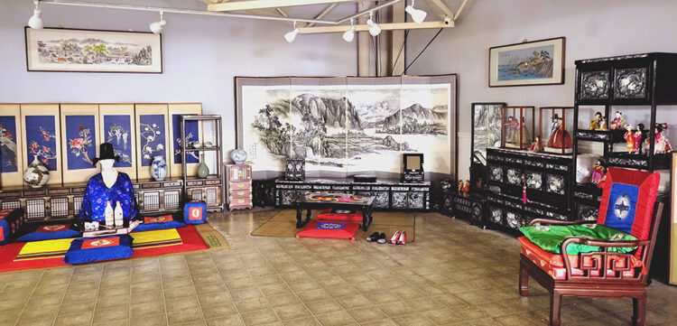 자식이 외면하는 한국 물건, 한인회관에 소중히 모아 전시합니다