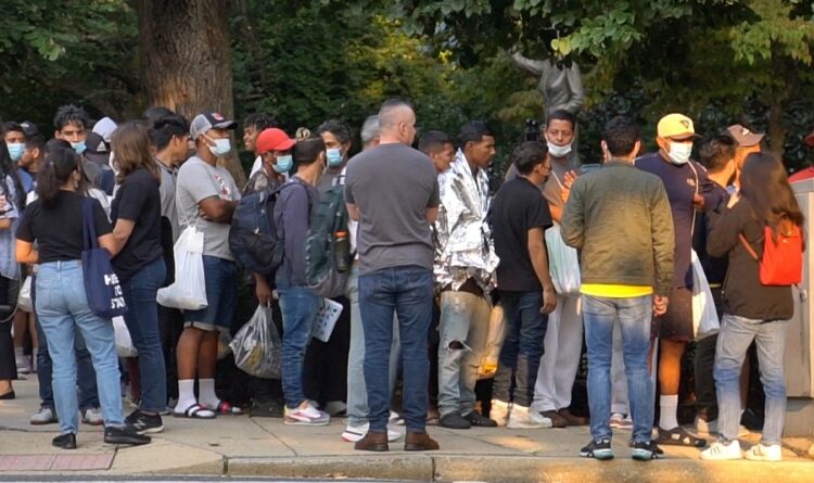 부통령 집앞에 불법이민자 버스…연방·주정부, 이민정책 충돌