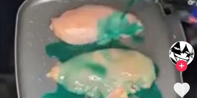 감기약 '나이퀼'(NyQuil)을 닭가슴살에 부어 요리하는 모습. 틱톡 캡처.