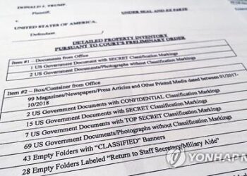 FBI, 트럼프 자택 압수 수색서 기밀표시된 빈 폴더 48개 압수