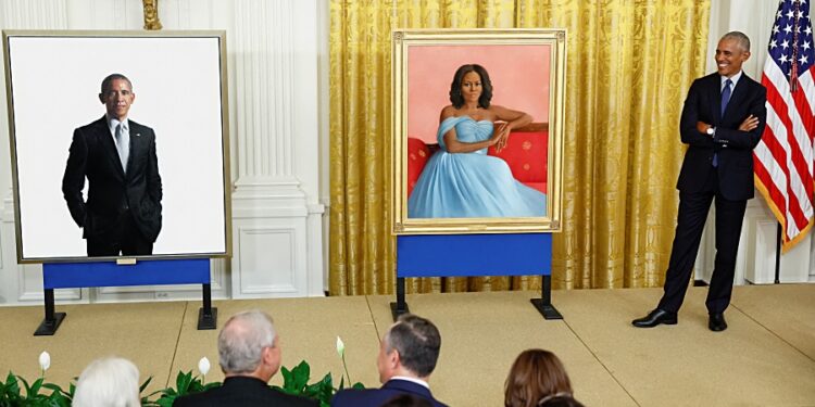 버락 오바마 전 대통령이 7일 워싱턴 백악관 이스트 룸에서 로버트 맥커디와 샤론 스프렁이 그린 초상화 공개 행사에 참석했다. 사진 / 로이터