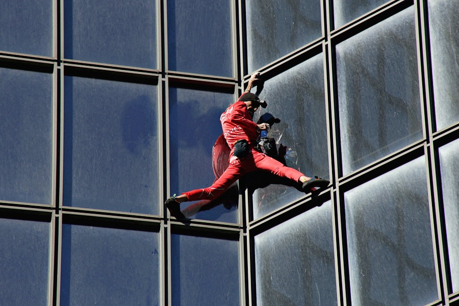 환갑맞은 '프랑스 스파이더맨', 파리 48층 빌딩 벽 타고 올라