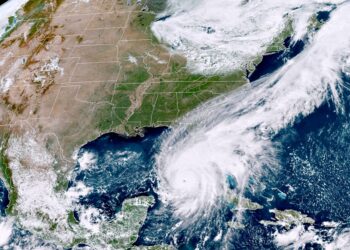 9월 27일 국립해양대기청(NOAA) 기상 위성의 합성 이미지로 허리케인 이언이 쿠바를 통과한 후 플로리다의 서부 해안으로 향하고 있다. 로이터 사진.