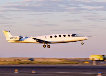 배터리 전기여객기 세계 최초 비행 성공