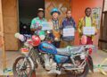 후원금으로 오토바이를 제공받은 아프리카 청년들. 박종원 목사 페이스북