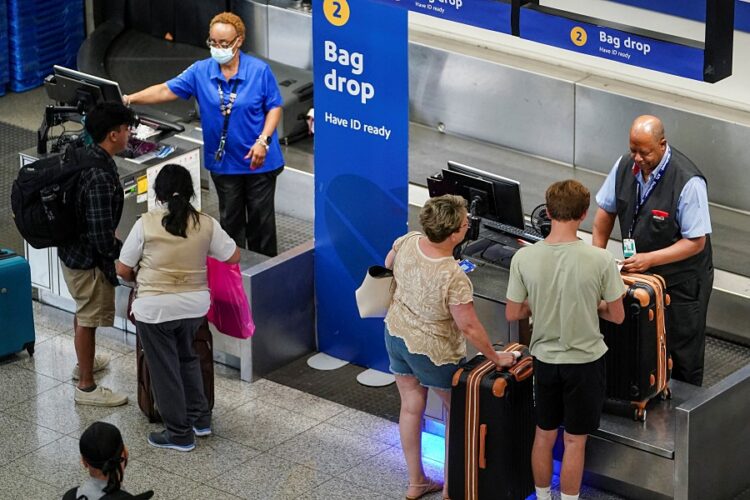 애틀랜타 하츠필드 공항에서 승객들이 수하물 체크인을 하고 있다. 사진 / 로이터