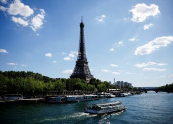 2022년 8월 3일, 파리 에펠탑 근처 센 강을 따라 바토버스가 운항하고 있다 .  사진 / 로이터