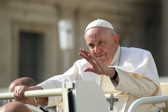 프란치스코 교황이 26일 바티칸에서 성직자 지망생들을 만났다. 로이터=연합뉴스
