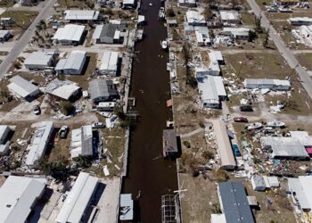 완파된 주택과 자동차, 보트들이 산재한 플로리다 허리케인 피해 현장 모습. 로이터 사진.