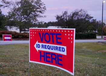 2022년 10월 17일 조지아주 콜럼버스에서 조기 투표 유권자들을 투표소로 안내하는 표지판이 세워져있다. 로이터 사진.