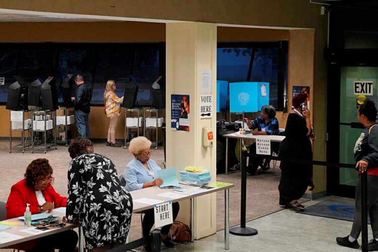 투표자들로 분주한 조지아 콜럼버스의 사전투표소. 로이터 사진.