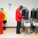 조지아주 콜럼버스에 있는 시민 서비스 센터에서 중간 선거를 위한 조기 투표에 나선 사람들이 투표 기계로 투표용지를 작성하고  있다. 로이터 사진.