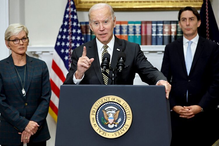 조 바이든 대통령이 백악관 루즈벨트룸에서 제니퍼 그랜홈 에너지장관, 에이모스 호흐스타인 에너지안보 수석보좌관과 함께 국가 전략비축유에 관한 연설을 하고 있다. 로이터 사진.