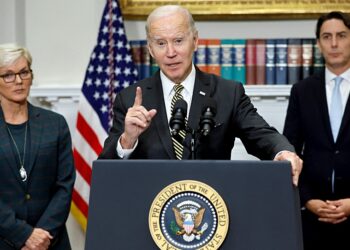 조 바이든 대통령이 백악관 루즈벨트룸에서 제니퍼 그랜홈 에너지장관, 에이모스 호흐스타인 에너지안보 수석보좌관과 함께 국가 전략비축유에 관한 연설을 하고 있다. 로이터 사진.