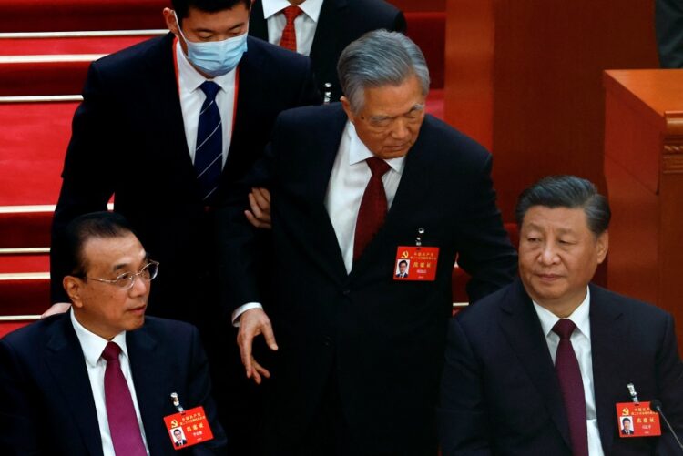 후진타오(오른쪽 두번째) 전 중국 국가주석이 지난 22일 중국 공산당 20차 당 대회 폐막식에서 퇴장하면서 시진핑 주석에게 말을 건네고 있다. 로이터 사진.