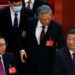 후진타오(오른쪽 두번째) 전 중국 국가주석이 지난 22일 중국 공산당 20차 당 대회 폐막식에서 퇴장하면서 시진핑 주석에게 말을 건네고 있다. 로이터 사진.
