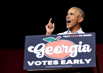 버락 오바마 전 미국 대통령이 2022년 10월 28일 애틀랜타에서 라파엘 워녹 상원의원을 위한 선거 유세에서 연설하고 있다. 로이터 사진