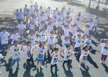 직접 그린 독도 티셔츠를 입고 있는 한국학교 학생들.