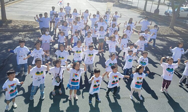 직접 그린 독도 티셔츠를 입고 있는 한국학교 학생들.