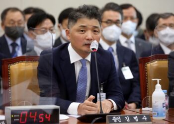 고개숙인 카카오·네이버 창업자…김범수·이해진 먹통 동반사과