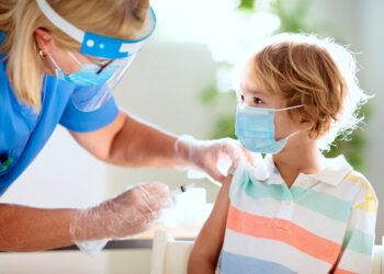 백신을 접종받는 어린이 이미지 사진. shutterstock.