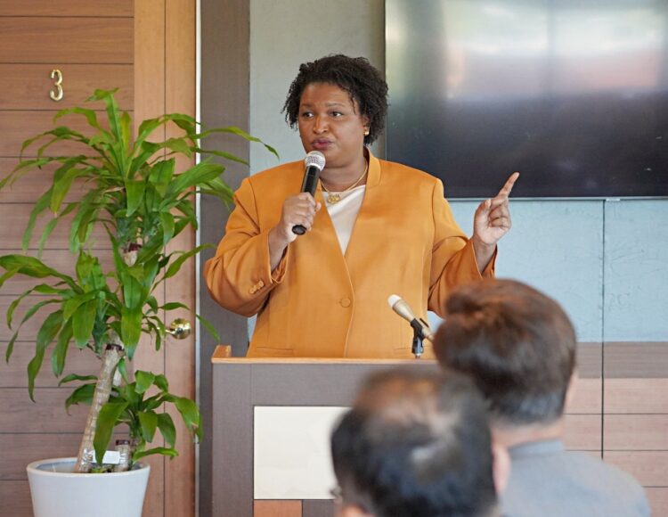 한인들 더 나은 대우 받을 자격 있다 아브람스 주지사 후보 회견