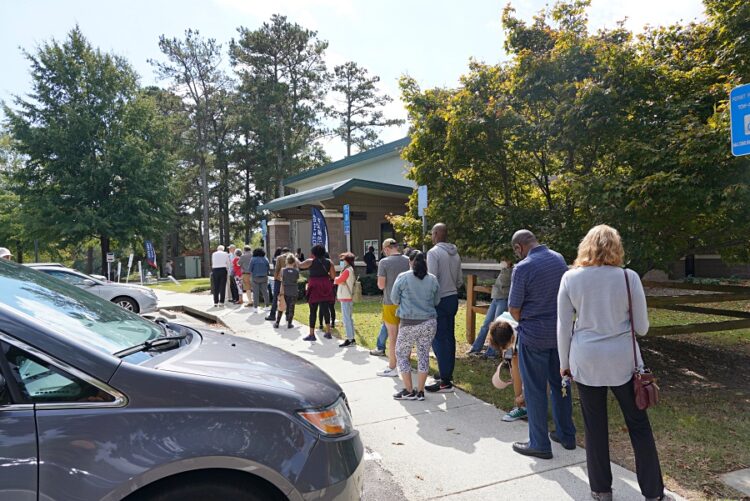유권자들이 귀넷 쇼티 하웰 공원 사전 투표소 밖까지 줄을 서서 기다리고 있다. 사진 / 윤지아 기자