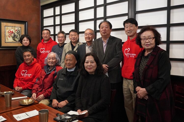 사랑의 1004포 재단 관계자들이 기념 촬영을 했다. 재단 제공 사진.