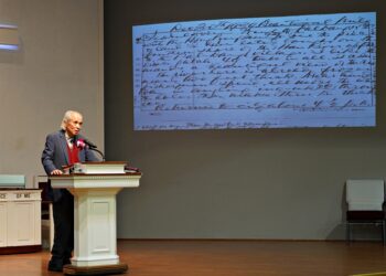 김태형 박사가 윤치호 일기 복사본을 보여주며 회고사를 전하고 있다. 윤지아 기자.