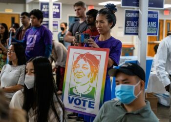 2022년 10월 7일 미국 조지아주 노크로스에서 열린 아시아계 미국인 및 태평양 제도인(AAPI) 선거 유세에서 유권자들이 연설을 듣고 있다.  로이터 사진.