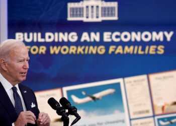 바이든 대통령이 10월 26일 백악관에서 미국 경제에 대한 연설을 하고 있다. 로이터.