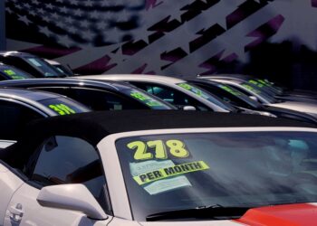 캘리포니아 내셔널 시티의 한 주차장에서 판매 중인 중고차들. 로이터 사진