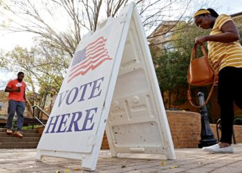 2022년 11월 3일 미국 조지아주 서머나에 있는 서머나 커뮤니티 센터에서 미국 의회 및 주지사 중간 선거 가 진행되는 동안 사람들이 조기 투표소를 방문하고 있다. 로이터.