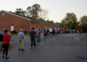 11월8일 조지아 콜럼버스 중앙침례교회에 마련된 투표소에서 유권자들이 투표하기 위해 줄을 서 있다. 로이터 사진