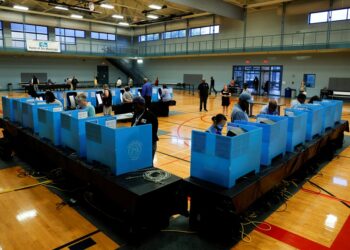 11월 8일 아침, 귀넷 노크로스의 투표소에서 유권자들이 투표하고 있다. 로이터 사진.