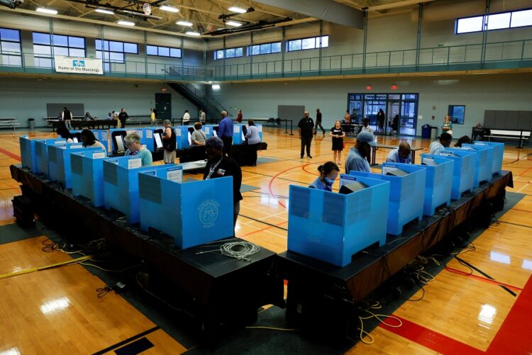 11월 8일 아침, 귀넷 노크로스의 투표소에서 유권자들이 투표하고 있다. 로이터 사진.