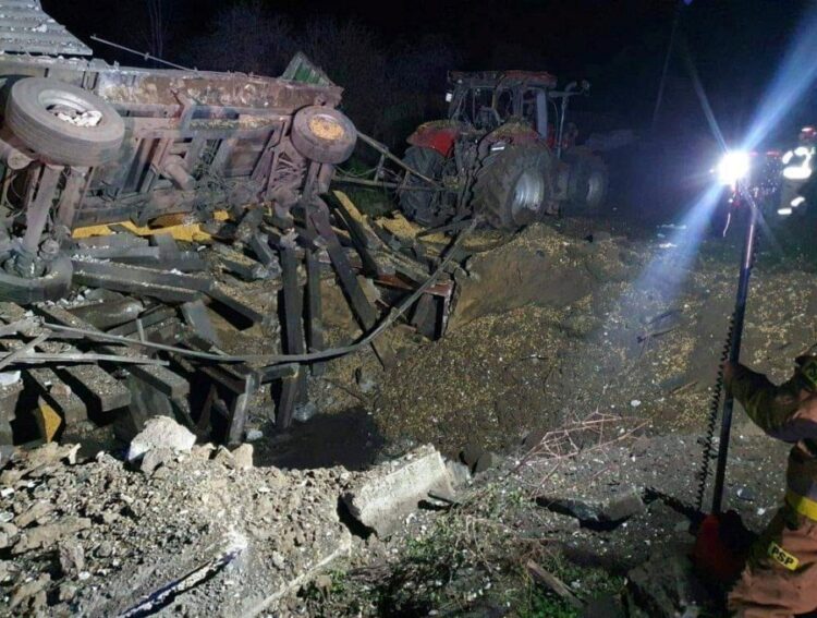 15일 우크라이나 국경과 접한 폴란드 동부 프셰보두프 마을의 폭발 현장을 촬영한 사진. 이날 러시아로부터 발사된 것으로 추정되는 미사일 2기가 이 마을에 떨어져 현재까지 2명이 숨졌다.로이터 사진.