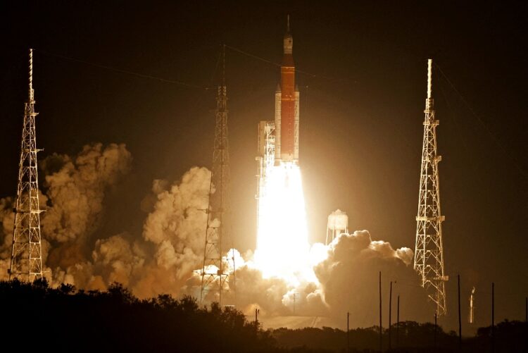 미국 항공우주국(NASA)의 무인 달 탐사 로켓 '아르테미스Ⅰ'이 16일 플로리다주 케이프커내버럴 케네디우주센터 39B 발사장에서 발사되고 있다. 로이터 사진.