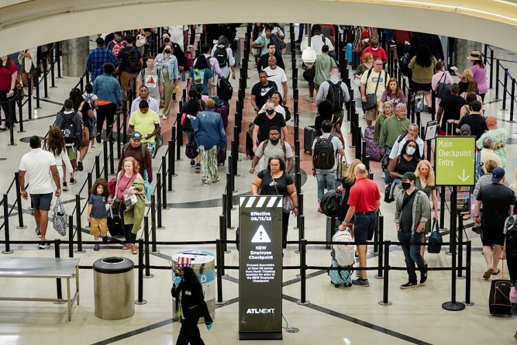 애틀랜타 공항의 보안 검색대 앞에 줄 서 있는 승객들. 로이터 사진.
