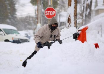 11월 18일 뉴욕주 버펄로에서 한 시민이 보도에 쌓인 눈을 치우려고 하고 있다. 이날 뉴욕주 서부와 북부 곳곳에 폭풍설로 많은 눈이 쌓였다. 로이터 사진