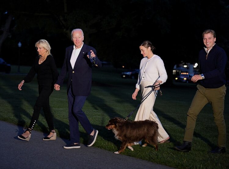 2022년 6월 백악관으로 향하는 바이든 대통령 , 영부인 질 바이든 , 손녀 나오미 바이든과 약혼자 피터 닐. 로이터 사진.