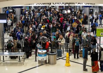 추수감사절 연휴를 앞둔 22일 애틀랜타 하츠필드 국제공항의 보안 검색대에 여행자들이 줄지어 서있다. 로이터 사진.