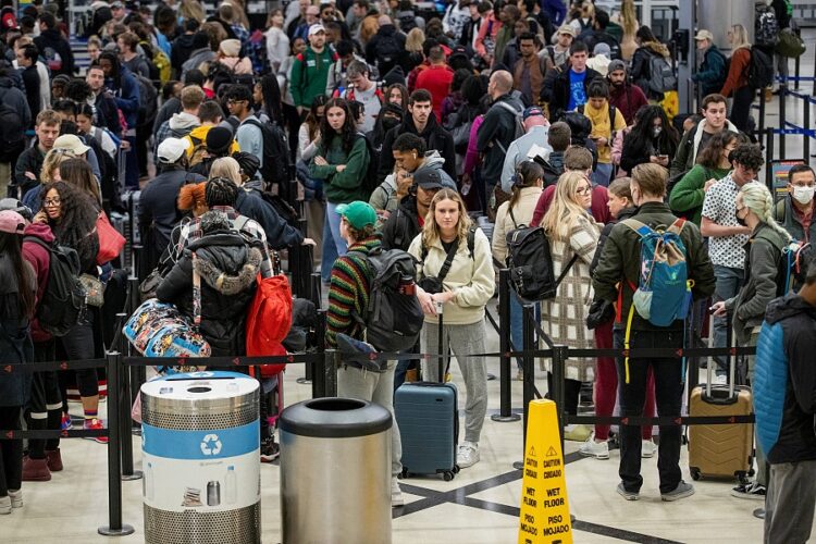 2022년 추수감사절 여행객들로 붐비는 애틀랜타 하츠필드 잭슨 공항. 로이터