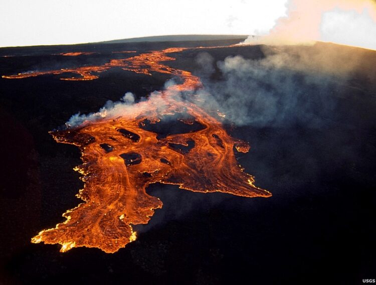 마우나 로아 화산 정상부에서 분출한 용암. USGS/로이터 사진.