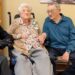 아이오와주 베시 헨드릭스 할머니(왼쪽 두 번째)가 115번째 생일을 맞아 아들 리온(가운데), 딸 조앤 섀퍼(오른쪽 두 번째), 글렌다(맨 왼쪽) 등으로부터 축하 인사를 받고 있다. 시카고 ABC방송 화면 캡처.