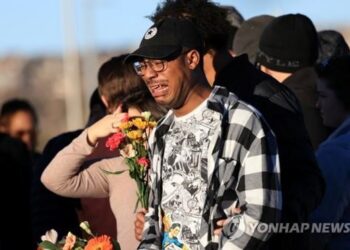 성 소수자 클럽 총격에 오열하는 추모객. 로이터 사진.